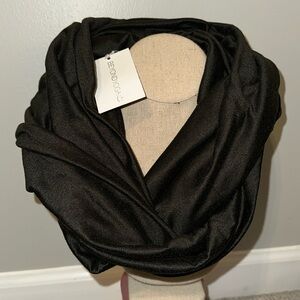 Black Beyond Yoga Infinity Scarf new with tags! with zipper cell phone pocket